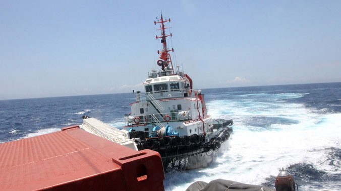Tàu lai dắt đẩy ủi Hữu Liên 9 của Trung Quốc đâm tàu Kiểm ngư HP926 của Việt Nam. Ảnh: Công Khanh