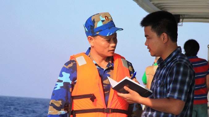 Phóng viên Nguyễn Huy tác nghiệp tại Hoàng Sa