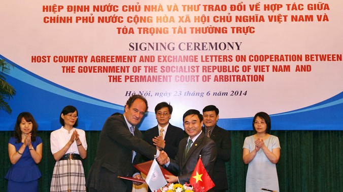 Thứ trưởng Bộ Ngoại giao Hồ Xuân Sơn thay mặt Chính phủ Việt Nam và Tổng Thư ký PCA Hugo Hans Siblesz thay mặt PCA ký Hiệp định nước chủ nhà và Thư trao đổi về hợp tác giữa Chính phủ Việt Nam và. PCA Ảnh: TTXVN 