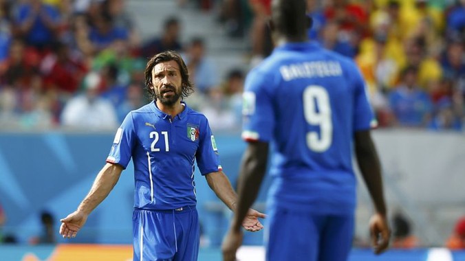 Các cầu thủ Italia lo lắng trước viễn cảnh cùng khởi hành về nước với người bạn Anh. ảnh: AP