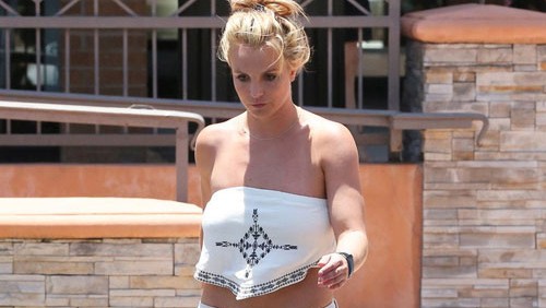 Britney Spears lộ eo to và cặp đùi thô kệch 