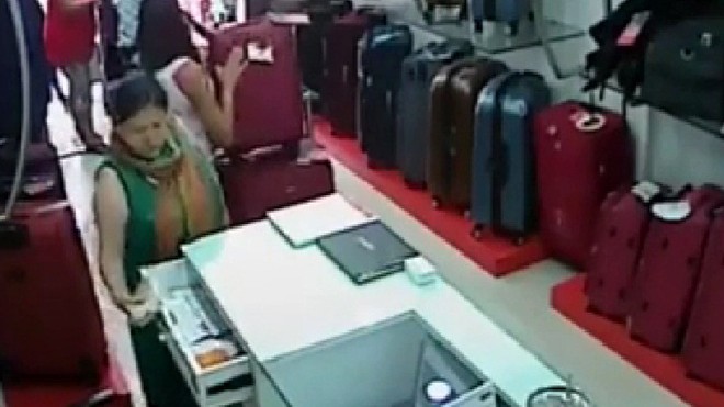 Nhóm nữ quái dàn cảnh trộm tiền trong shop bán vali