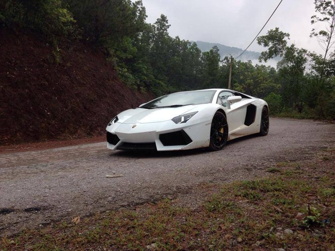 Siêu xe Lamborghini Aventador vượt đỉnh đèo ở Việt Nam