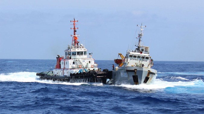 Tàu đầu kéo Tân Hải 285 của Trung Quốc đâm tàu Kiểm ngư 951 (phải) của Việt Nam. Nguồn: Cảnh sát biển Việt Nam