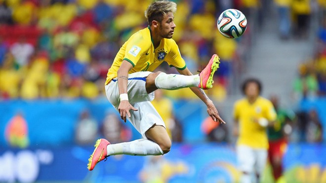 Neymar có nhiều đất diễn hơn khi chơi lệch trái. Ảnh: Getty Images