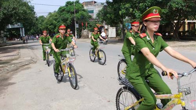 Cảnh sát khu vực đi công tác địa bàn bằng xe đạp