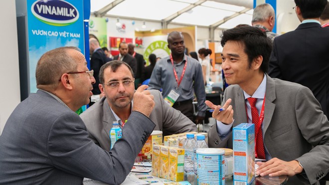 Ông Võ Trung Hiếu (phải) - Giám đốc Xuất nhập khẩu, Vinamilk giới thiệu với các đối tác nước ngoài về các sản phẩm Vinamilk tại Hội chợ ở Dubai