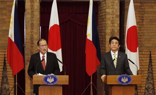 Tổng thống Aquino (trái) và Thủ tướng Abe tại cuộc họp báo ngày 24/6. 