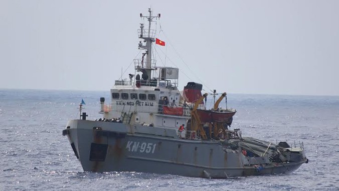 Tàu KN 951 sau khi bị 7 tàu Trung Quốc đâm va, phun vòi rồng ngày 23/6. Ảnh: Việt Cường