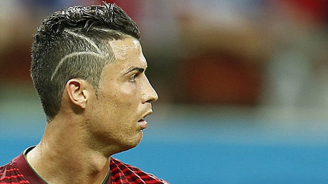Kiểu tóc mô phỏng vết mổ của Ronaldo ở trận gặp Mỹ. ảnh: EPA 