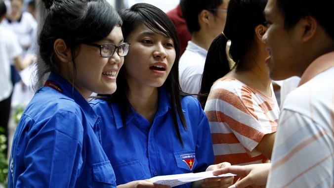 Sinh viên tình nguyện đang chỉ dẫn cho thí sinh về địa chỉ nhà trọ trong kỳ tuyển sinh ĐH, CĐ năm 2013 