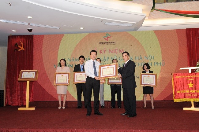 Vietcombank nhận bằng khen của Sở GDCK Hà Nội 
