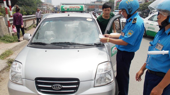 Chiếc taxi của hãng Sông Hồng biển Hà Nội này chỉ có thể xác định được xe có phù hiệu taxi ngoại tỉnh (Bắc Ninh) khi PV Tiền Phong đề nghị TTGT Sở GTVT dừng kiểm tra.Ảnh: Trọng Đảng