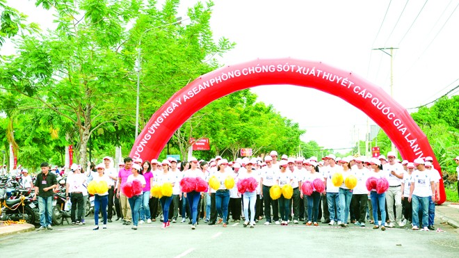  Hơn 5.000 tình nguyện viên cùng người dân địa phương đã tham gia mít-tinh và chạy bộ tại thành phố Cao Lãnh (Đồng Tháp) để hưởng ứng “Ngày ASEAN phòng chống SXH” lần thứ 4
