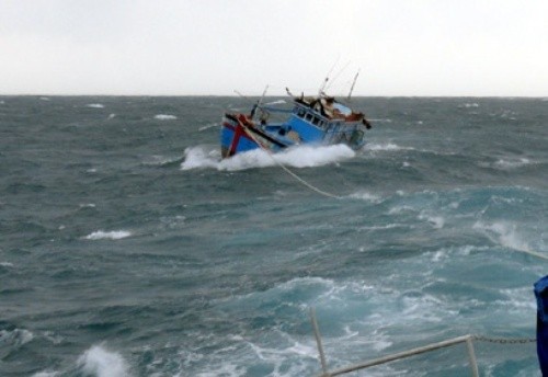 Cứu sống 6 ngư dân gặp nạn trên biển