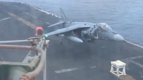 Chiến đấu cơ AV-8B Harrier hạ cánh trên tàu USS Bataan nhờ một ghế đỡ. Ảnh: Washington Post.
