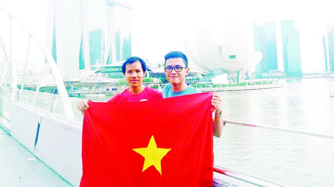 Đến bất cứ nơi đâu, Bình (bìa trái) cũng căng lá cờ Tổ quốc để thể hiện lòng yêu nước