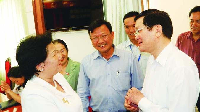 Chủ tịch nước Trương Tấn Sang trao đổi với các doanh nghiệp TPHCM. Ảnh: LT