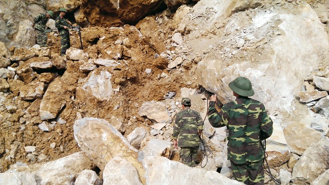 Lực lượng quân đội đặt mìn phá đá cứu hộ tại hiện trường 