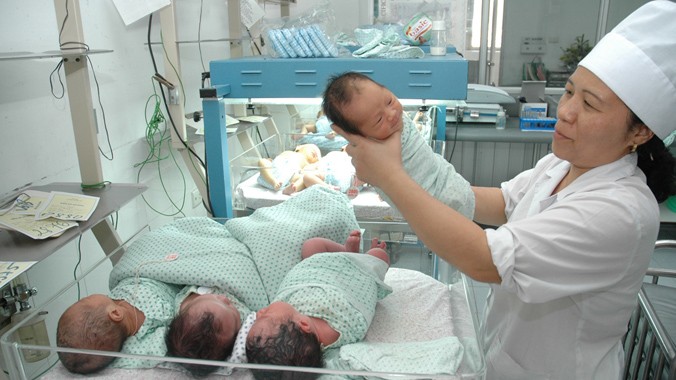 Chăm sóc trẻ sơ sinh tại bệnh viện nhi T.Ư. Ảnh: Hồng Vĩnh