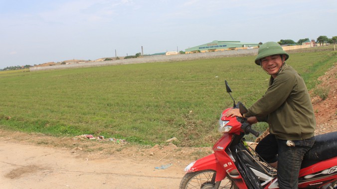 Diện tích đất lúa ở xã Định Liên, huyện Yên Định (Thanh Hóa) được UBND huyện thu hồi, bỏ hoang sáu tháng nay. Ảnh: Hoàng Lam