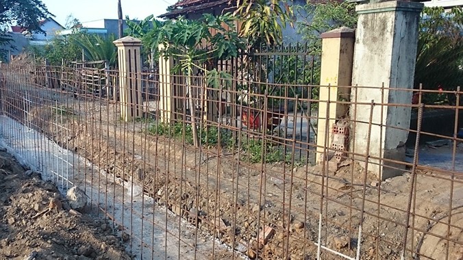 Những giằng thép đổ bê tông chặn trước nhà dân (cao bằng nửa cổng nhà) đã bị đình chỉ kịp thời