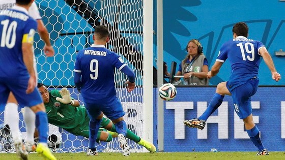 Papastathopoulos (19) ghi bàn san bằng tỷ số cho Hy Lạp. Ảnh: Reuters