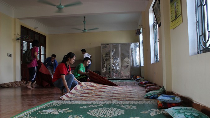 Các tình nguyện viên ở chùa Bằng A dọn dẹp chỗ ở để đón sỹ tử về Hà Nội dự thi. Ảnh: Nguyễn Hoài