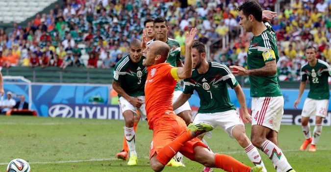 Thừa nhận 'ăn vạ', Robben vẫn thoát án phạt từ FIFA