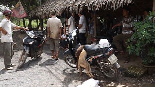 Tại hiện trường, 2 con chó vừa bị đánh bã vẫn còn nằm trên chiếc xe gắn máy của Trần Thanh Hoài 