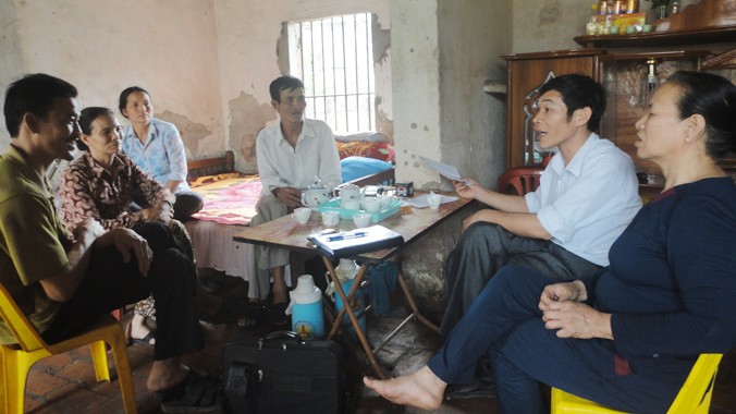 (Từ phải sang) Trưởng công an xã Nguyễn Văn Luỹ (thứ 2) trao đổi công việc với ông Nguyễn Đình Dầu (thứ 3) và gia đình. Ảnh: K.N 