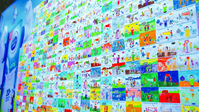 Bức tường cam kết được tạo thành từ 1.000 bức tranh do mẹ và bé sáng tạo nhằm thể hiện sự cam kết trong việc phối hợp hai yếu tố dinh dưỡng tối ưu và vận động thường xuyên để trẻ có thể phát triển khỏe mạnh
