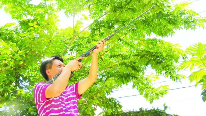 PV Tiền Phong thử sức công phá của loại súng cồn tự chế