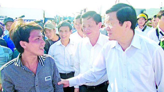  Chủ tịch nước Trương Tấn Sang trò chuyện với ngư dân ngay tại âu thuyền Thọ Quang (Đà Nẵng). ảnh: Nam Cường