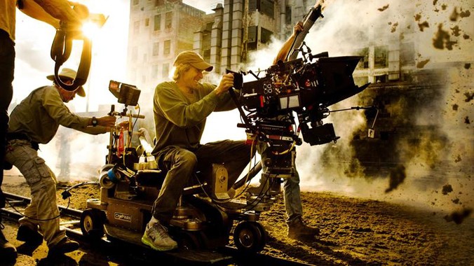  Michael Bay trong một cảnh quay cháy nổ của “Transformers” phần 4