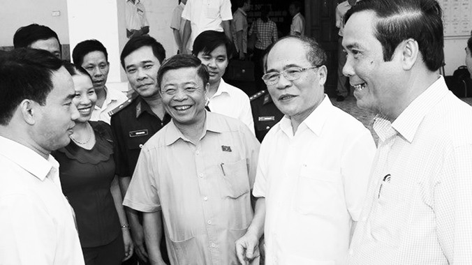 Chủ tịch Quốc hội Nguyễn Sinh Hùng (thứ hai từ phải qua) tiếp xúc cử tri Hà Tĩnh ngày 2/7