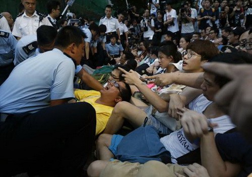  Người biểu tình Hồng Kông ngồi bệt xuống đất, tay đan vào nhau để chống lại lực lượng cảnh sát