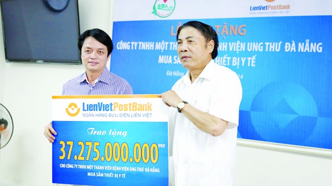Trao tặng 37 tỷ đồng cho BV Ung thư Đà Nẵng - LienVietPostBank luôn cam kết đóng góp vì cộng đồng