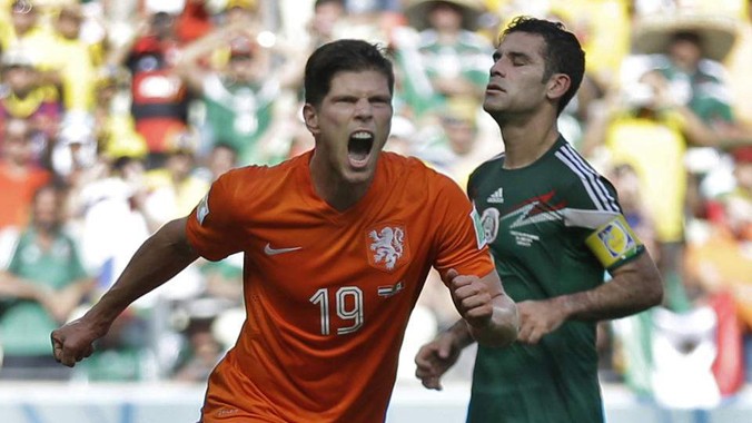 Vào sân từ băng ghế dự bị, Huntelaar ghi bàn quyết định cho Hà Lan. Ảnh: AP