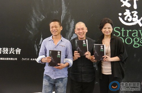 Đạo diễn Thái Minh Lượng (giữa) trong buổi họp báo ra mắt sách hôm 3/7. Ảnh: Ettoday.