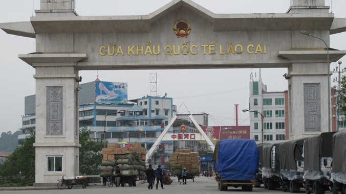 Xe tải Trung Quốc chở hàng nhập khẩu từ Việt Nam qua cửa khẩu Quốc tế Lào Cai. Ảnh: Phạm Anh 