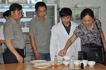 Đoàn kiểm tra của Sở Y tế Hà Nội xét nghiệm bát đĩa đựng thức ăn tại một bếp ăn phục vụ mùa thi. Ảnh: Sở Y tế Hà Nội