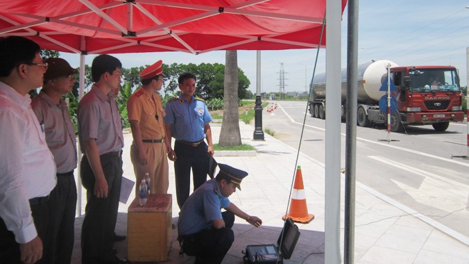 Phó Chủ tịch UBND tỉnh Thanh Hóa Lê Anh Tuấn kiểm tra hiện trường chiếc xe gây ra sự cố hỏng trạm cân lưu động. Ảnh: Hoàng Lam 