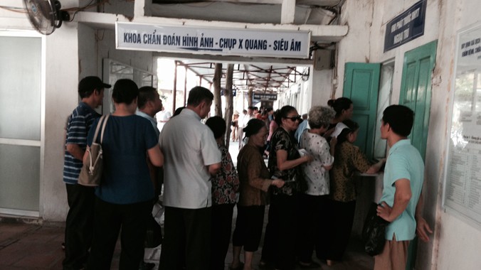 Người dân đến khám bệnh tại Bệnh viện Thanh Nhàn. ảnh: Minh Tuấn