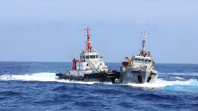 Tàu kéo Hữu Liên 9 của Trung Quốc đâm húc tàu kiểm ngư KN 951 (phải) của Việt Nam hôm 23/6 gần giàn khoan Hải Dương 981 mà Trung Quốc hạ đặt trái phép trong vùng biển Việt Nam. Ảnh: Việt Cường