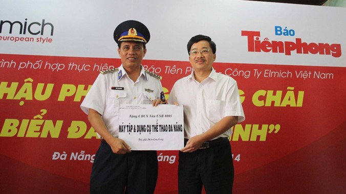 Đại tá Thái Minh Dũng thay mặt CBCS tàu CSB 8003 đón nhận món quà máy tập thể thao đa năng từ đại diện lãnh đạo báo Tiền Phong
