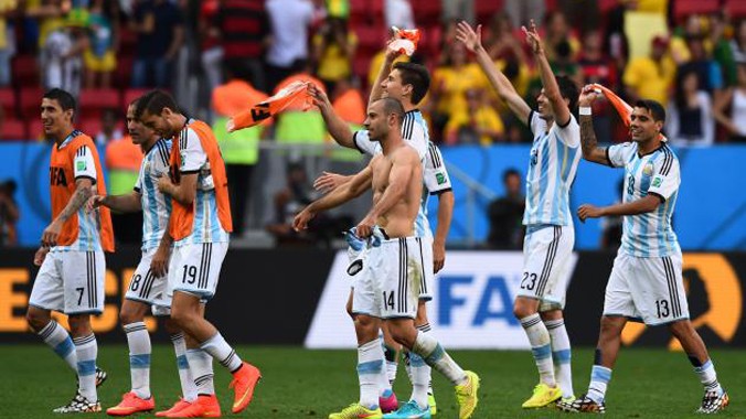 Kiểu tiến bước lầm lì của Argentina chưa làm CĐV nhà thỏa mãn. Ảnh: Getty Images