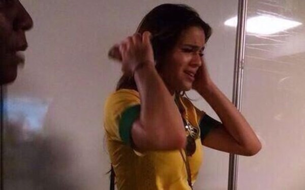 Bruna Marquezine khóc nức nở bên giường bệnh của Neymar.