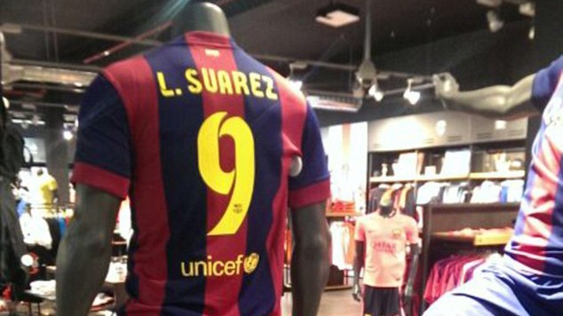 Barcelona đã cho in những chiếc áo có tên Luis Suarez
