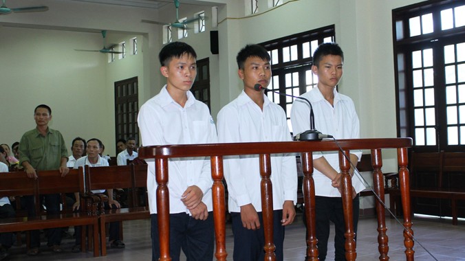 Ba bị cáo xin được hưởng án treo vì phạm tội do trêu gái